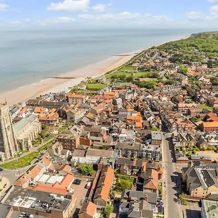Seaside Town Apartment Parking Remove Cromer Exterior photo